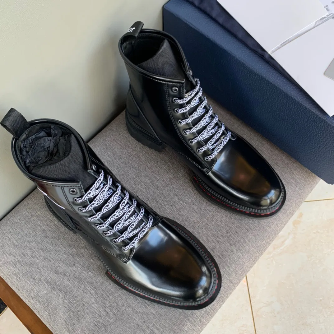 [DIOR] Top P: 1000💰 Number of yards: 39~44 (38.45 custom-made, non-refundable) Dior Dior~ Winter series, original 1:1 development Casual men's leather shoes Heavy investment, shoes and boots are made of imported cowhide + imported Dior special fabric Not easy to deform black cowhide lining Dior large hardware inlay Original TPU vacuum outsole, black cowhide Black open edge beads Military green suede Black suede Khaki suede leather is crafted by a large factory, and the perfect product is only prepared for you who know your taste! Any comparisons are welcome.